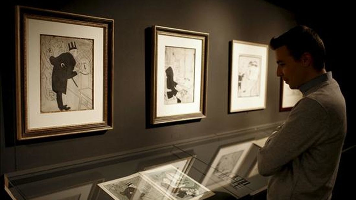 Un visitante observa una de las ilustraciones del pintor Juan Gris durante la inauguración hoy de la exposición "Juan Gris ilustrador. 1904-1912 colección Emilio Ferré" que se podrá visitar desde el 2 de abril hasta el 14 de junio del 2009 en Girona. EFE
