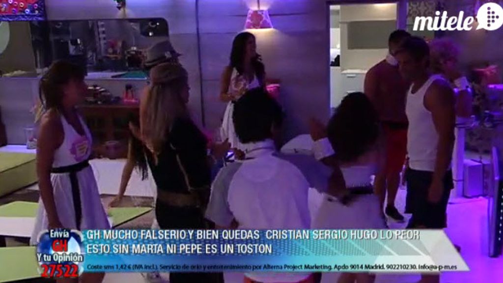 Cristian, de striptease, y las chicas, “al agua, pato”