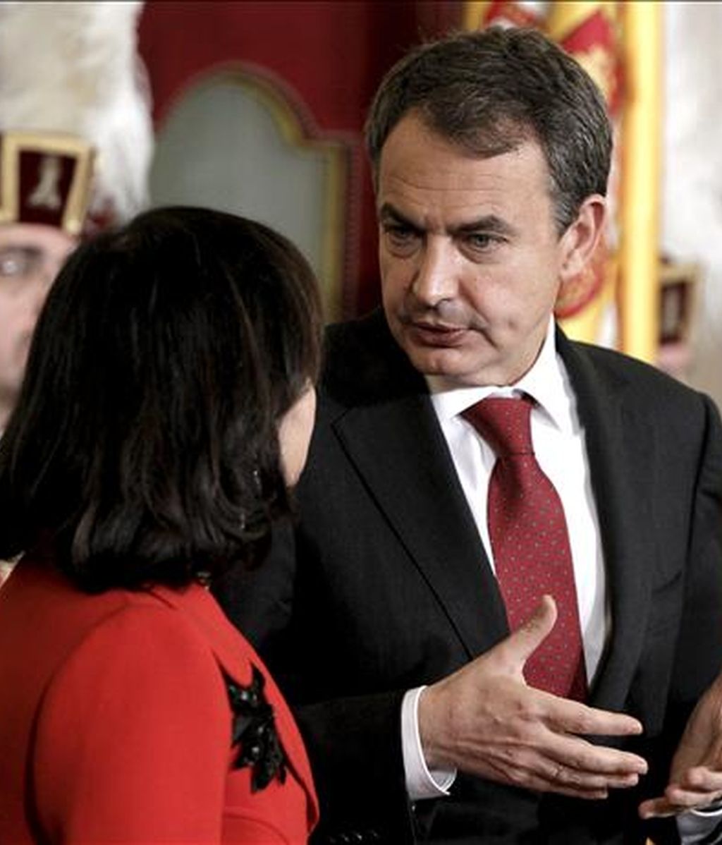 El presidente del Gobierno, José Luis Rodríguez Zapatero (d), conversa con la presidenta del Tribunal Constitucional, María Emilia Casas, durante los actos conmemorativos del Día de la Constitución que se celebran en el Congreso de los Diputados. EFE El presidente del Gobierno, José Luis Rodríguez Zapatero (d), conversa con la presidenta del Tribunal Constitucional, María Emilia Casas, durante los actos conmemorativos del Día de la Constitución que se celebran en el Congreso de los Diputados. EFE