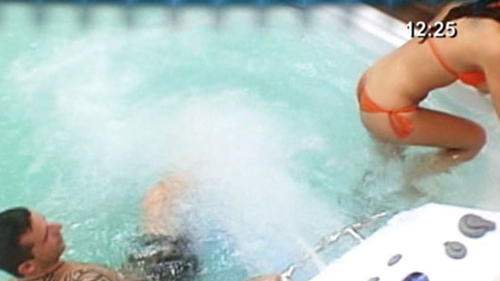 Arturo pellizca a Carol en el jacuzzi