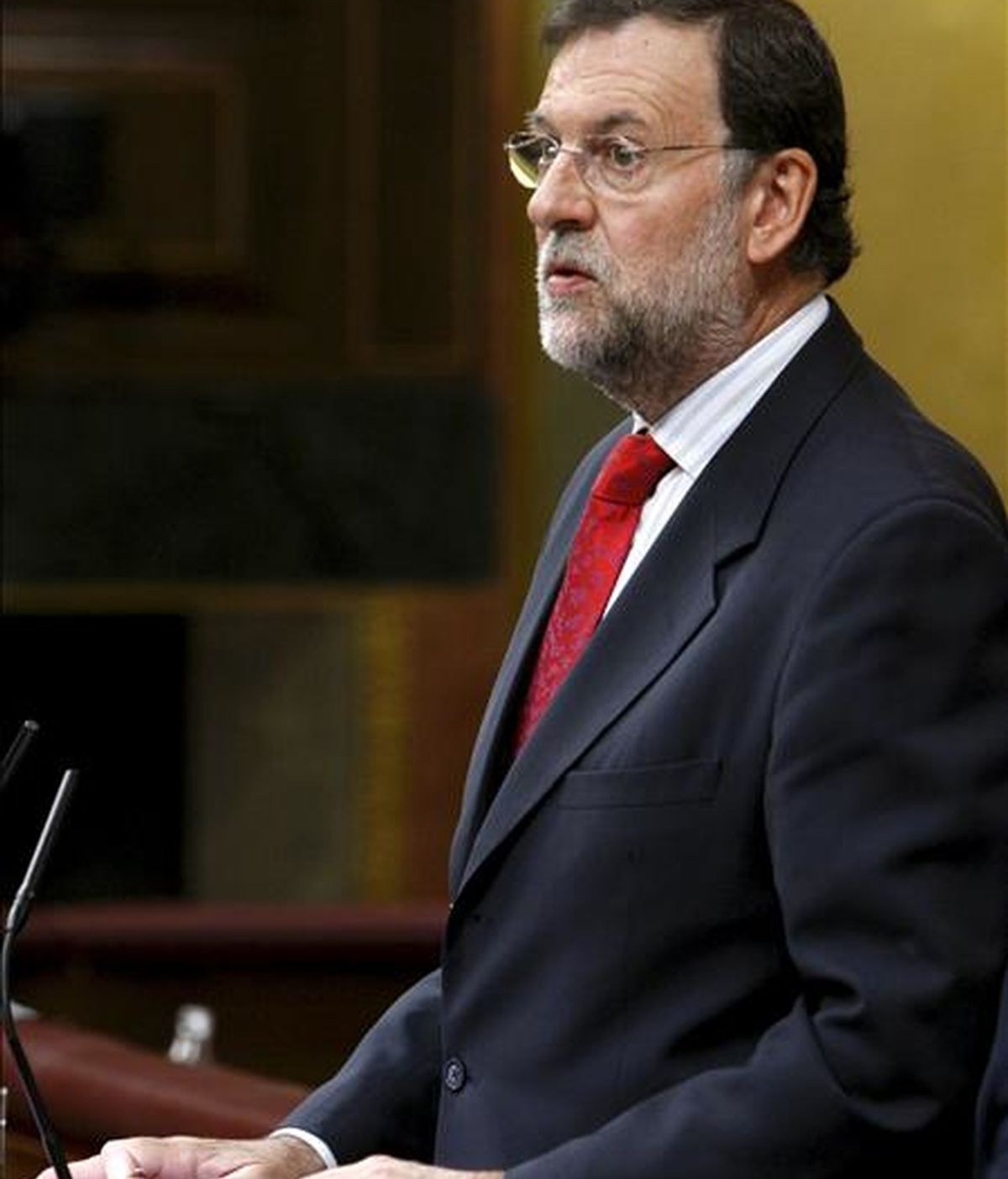 El líder del PP, Mariano Rajoy, durante una de sus intervenciones en la sesión de control al Ejecutivo que se celebra en el Congreso, y en la que se habla, entre otros asuntos, de las críticas del Banco de España al aumento del déficit público. EFE