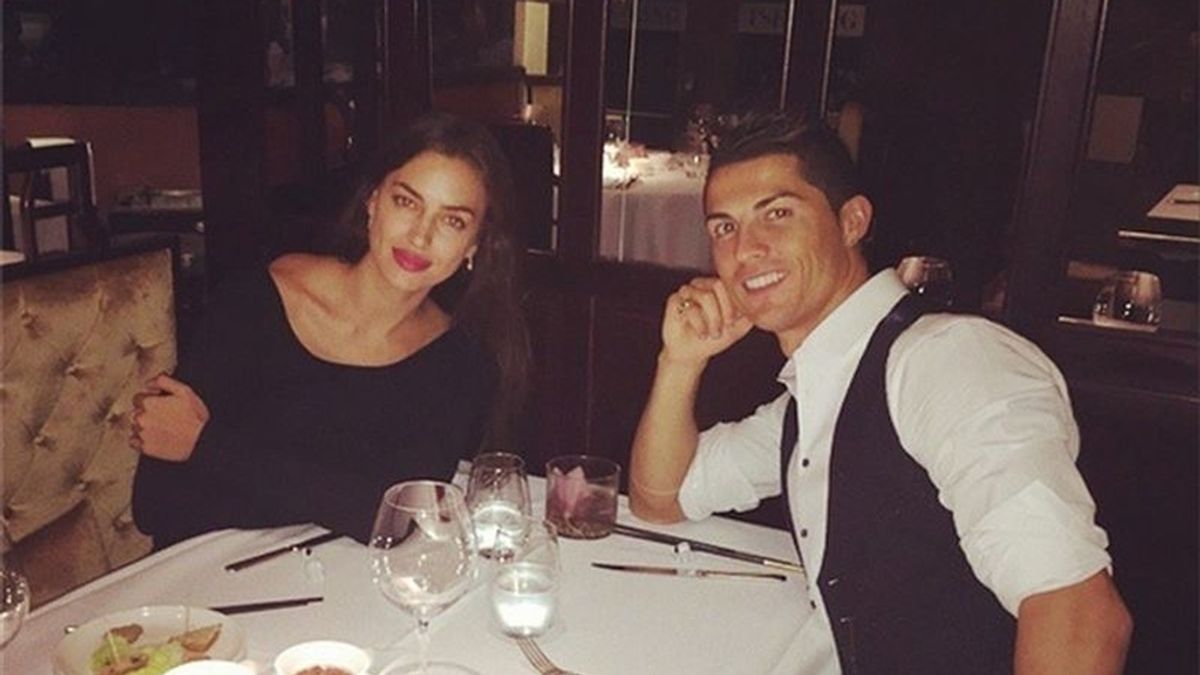 Cristiano Ronaldo celebra con Irina Shayk su racha goleadora