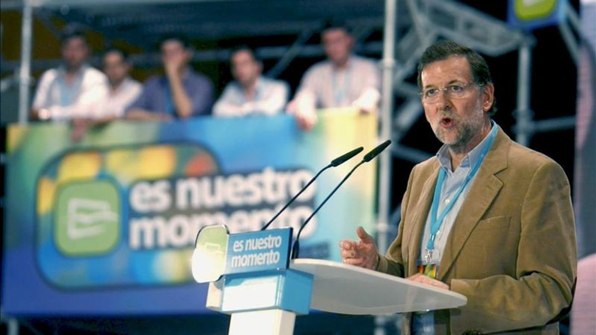 presidente del PP, Mariano Rajoy, durante su intervencion hoy en la clausura del XIII Congreso de Nuevas Generaciones del partido, celebrado en Zaragoza . EFE