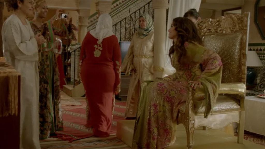 La joven está acompañada por todas las mujeres de su familia