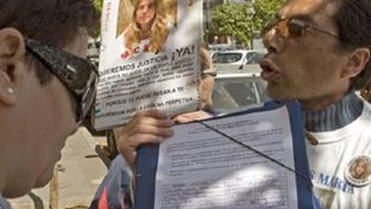 Recogida de firmas en Madrid para el referéndum sobre la cadena perpetua. Foto: EFE