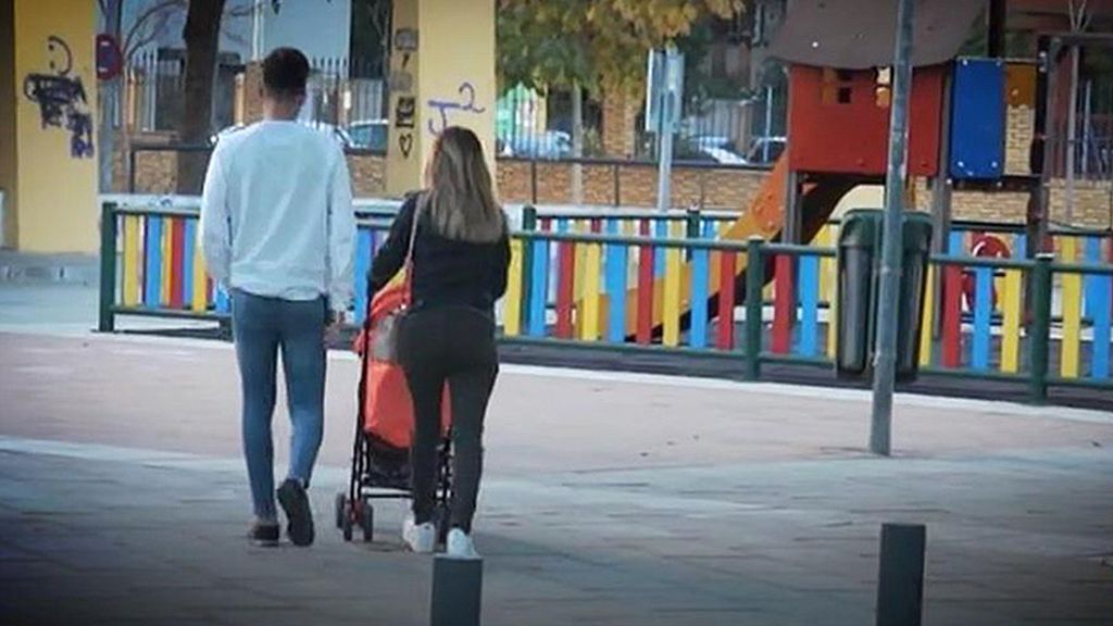 Alejandro Albalá y Chabelita, en el parque con Albertito