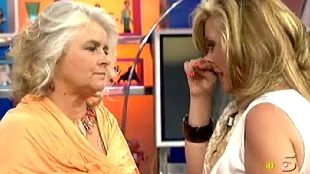 El emotivo abrazo de Lydia Lozano y Taryn Power, tía de Ylenia Carrisi