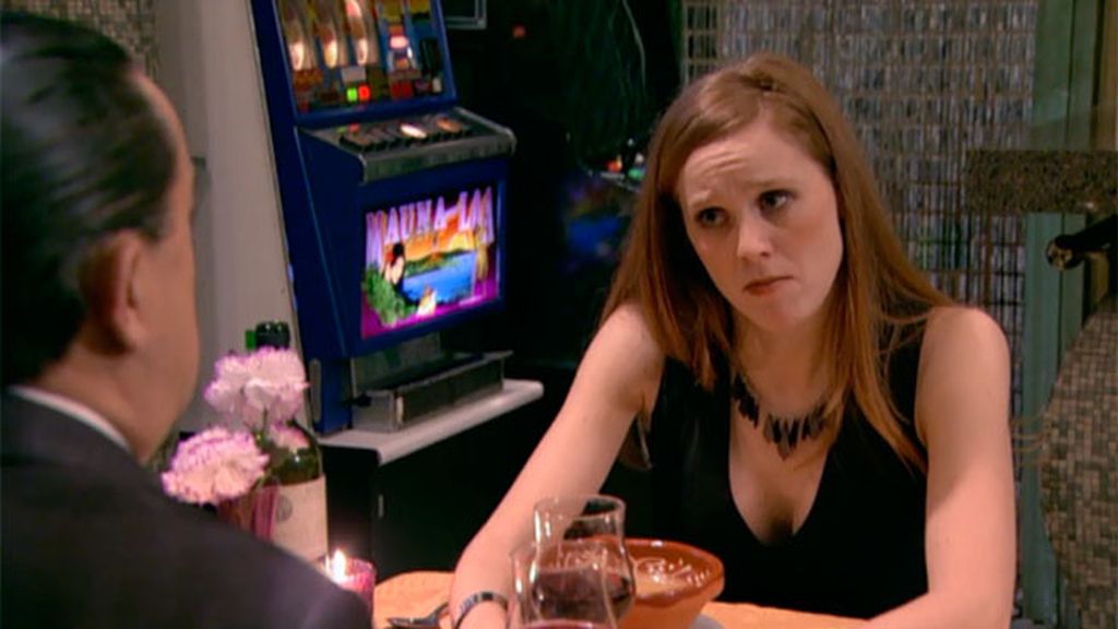 Una cantautora aparece en la vida del hostelero