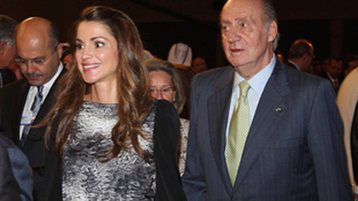 Abdalá y Rania de Jordania fueron los encargados de invitar al monarca español. FOTO: EFE