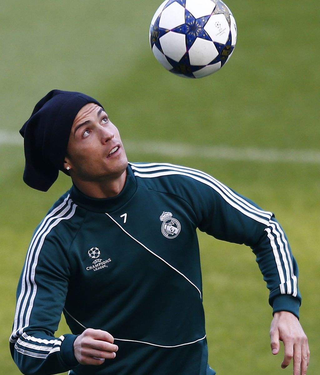 El delantero portugués del Real Madrid, Cristiano Ronaldo, controla el balón durante el entrenamiento del equipo en el estadio Old Trafford de Manchester