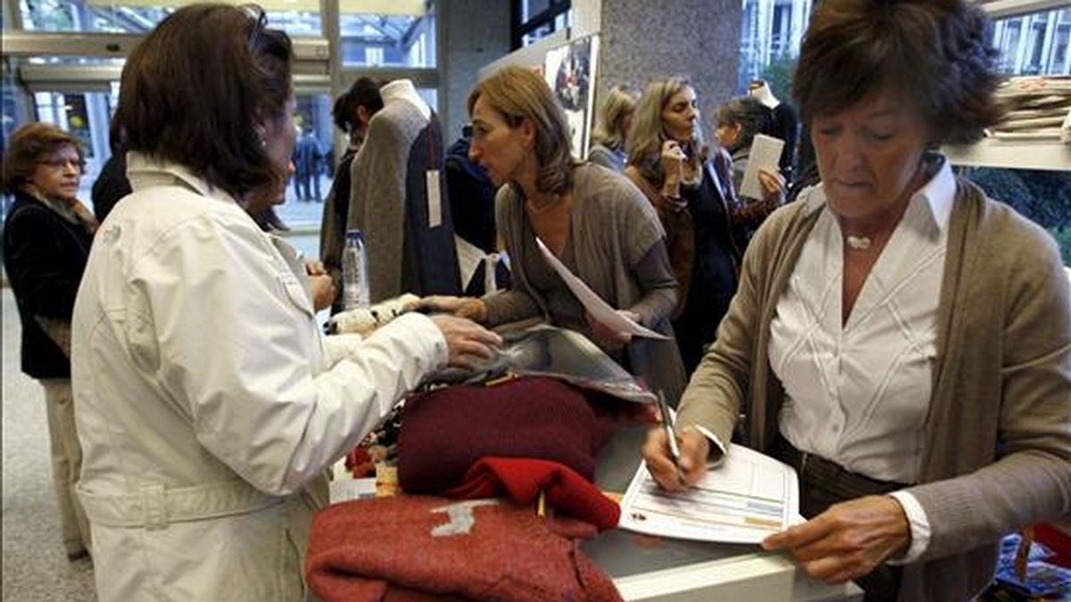 Varias mujeres en el punto de venta de prendas tras el Desfile de la Colección de Moda Aymara 2010, donde se puede ver la tradición, el diseño y el desarrollo de las mujeres aymaras de Julio-Puno (Perú), celebrado ayer en un conocido centro comercial de Madrid. EFE