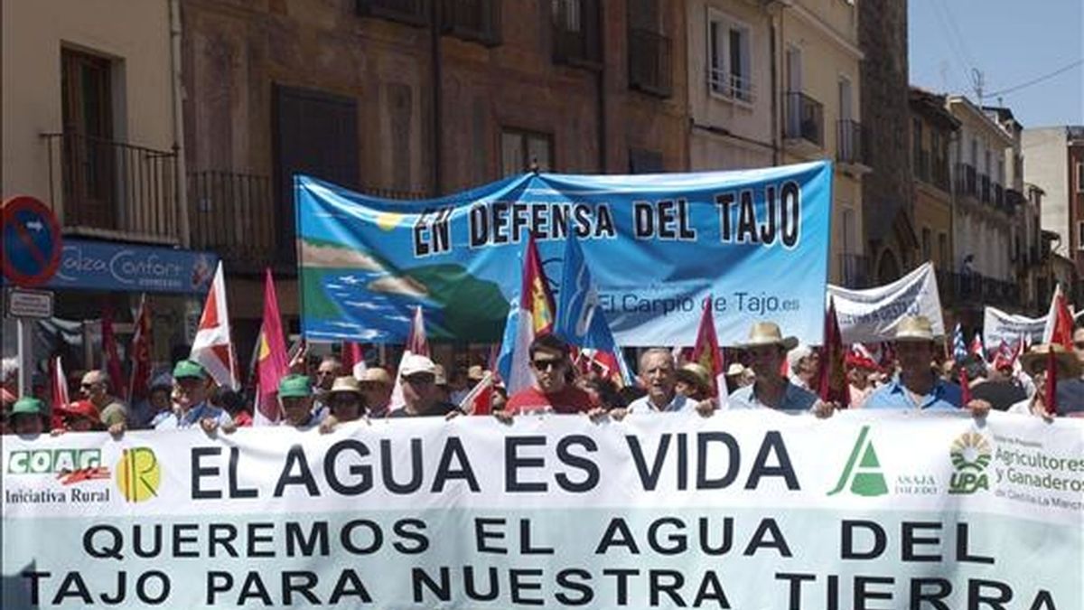 Los miembros de organizaciones agrarias muestran pancartas durante la manifestación en la que han participado hoy decenas de miles de personas contra del trasvase el río Tajo. EFE
