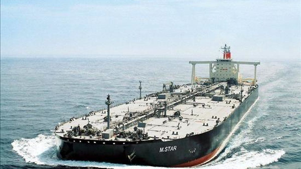 Imagen sin fechar facilitada por la operadora de embarcaciones Mitsui O.S.K. que muestra el petrolero japonés "M.Star", que sufrió una explosión este miércoles cuando surcaba el estrecho de Ormuz. EFE