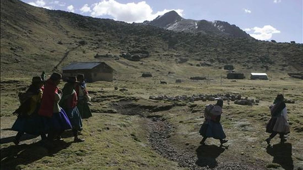 Fotografía del 17 de junio de 2009 de una comunidad de alpaqueros a 4.800 metros de altura en la comunidad de Ayacucho, Perú. Las medidas aplicadas por el Estado peruano para hacer frente a la crisis financiera mundial agudizan la desigualdad y no garantizan el desarrollo para los más excluidos. EFE/Archivo