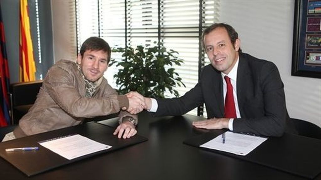 Messi firma su nuevo contrato con el Barcelona Messi firma su nuevo contrato con el Barcelona