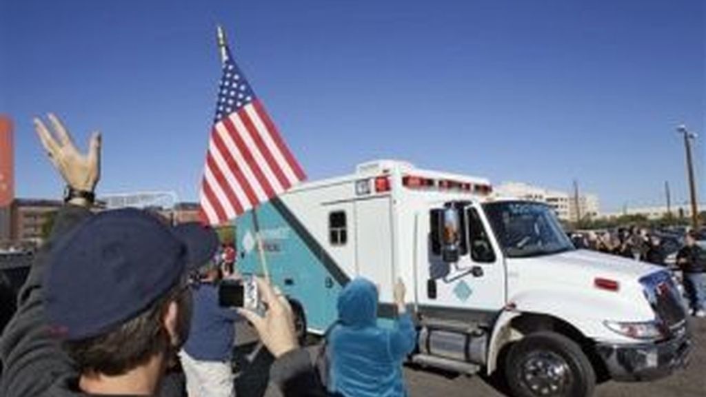 La ambulancia que trasladó a la congresista a una base militar de Tucson, desde donde volará a un centro especializado en lesiones neurológicas en Hudson. Foto AP