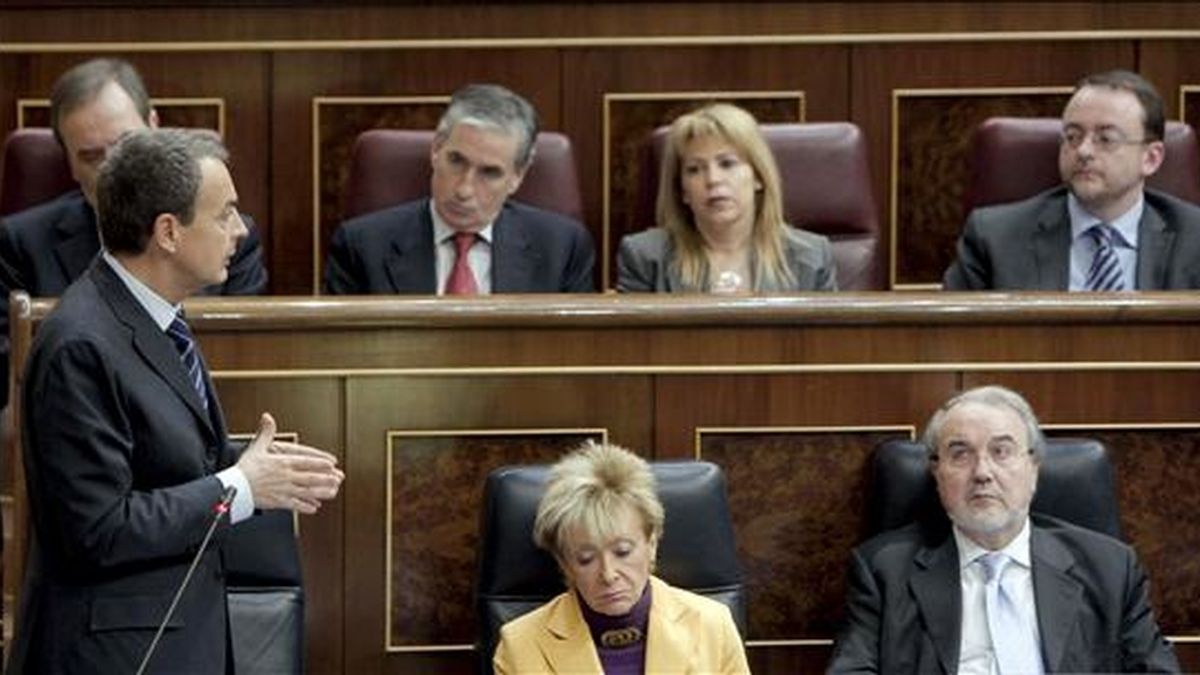 El presidente del Gobierno, José Luis Rodríguez Zapatero (i), durante una de sus intervenciones en la sesión de control del Congreso. EFE/Archivo