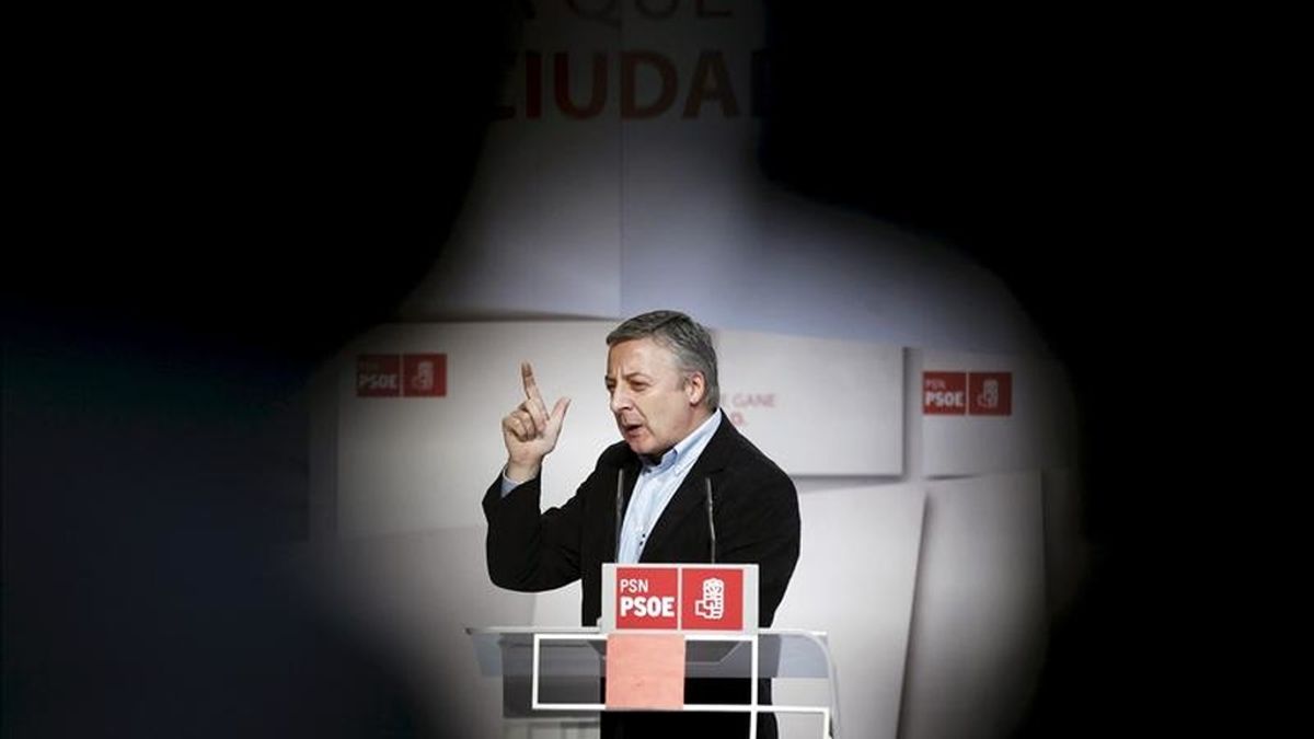 El vicesecretario general del PSOE, José Blanco (d), durante su intervención hoy en la fiesta del Día de la Rosa que el partido ha celebrado en Pamplona. EFE
