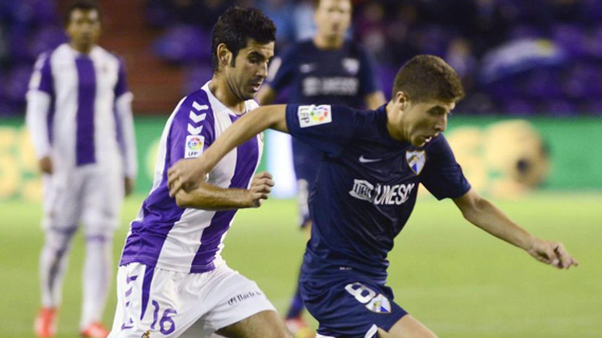 Portillo pugna con Satre por un balón durante el Valladolid-Málaga