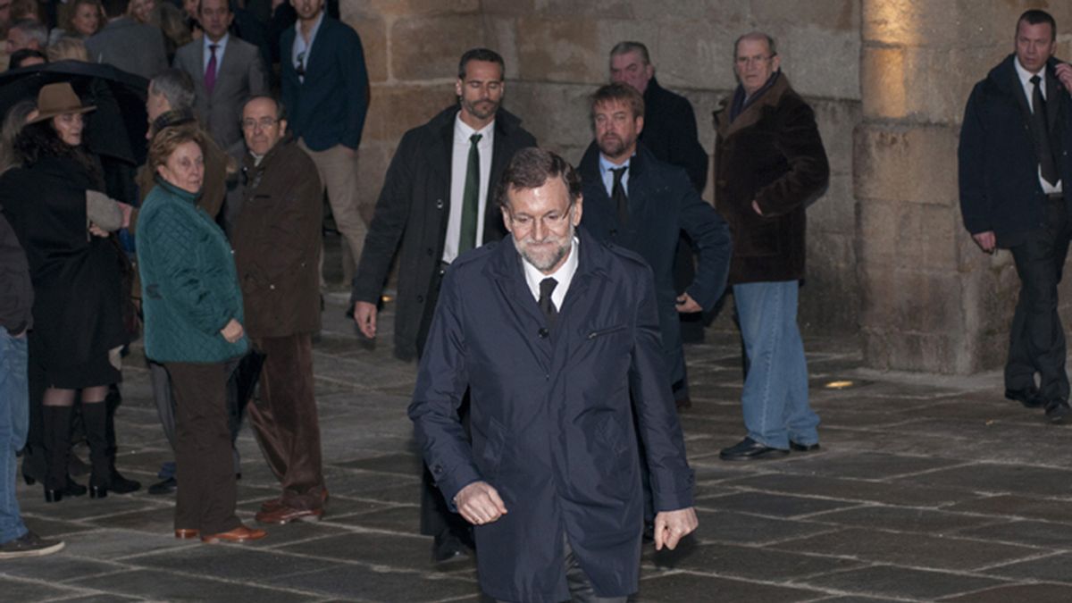Rajoy acompañado por familiares y allegados en el funeral por su hermano