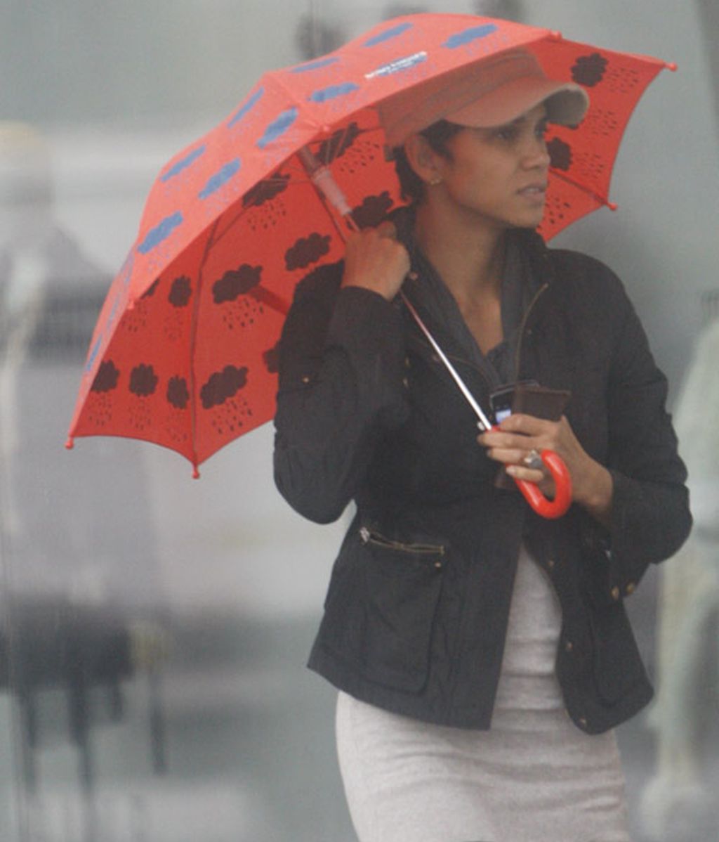 Las gotas hacen chip en sus paraguas chic