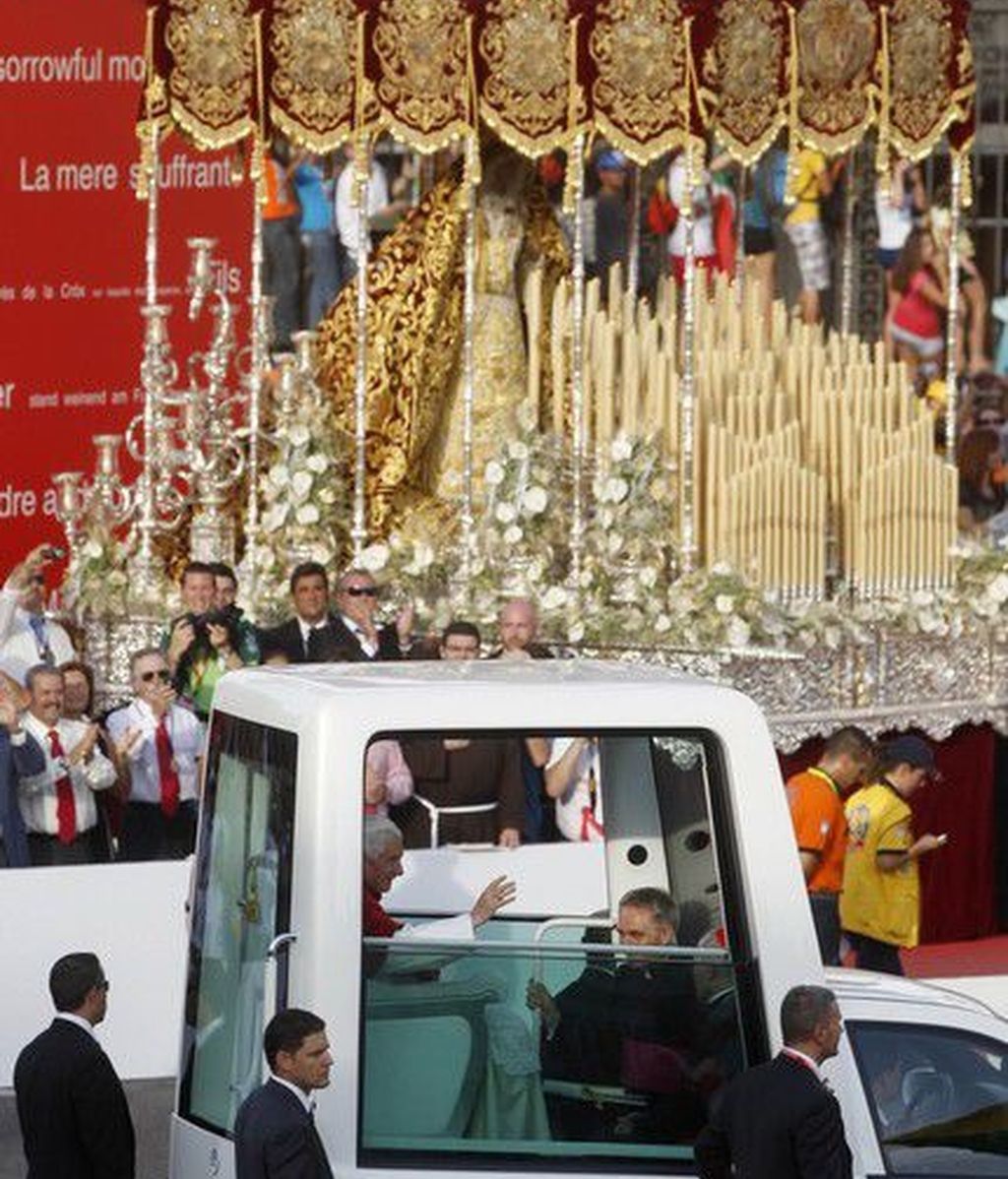 El papamóvil, junto a uno de los pasos del vía crucis