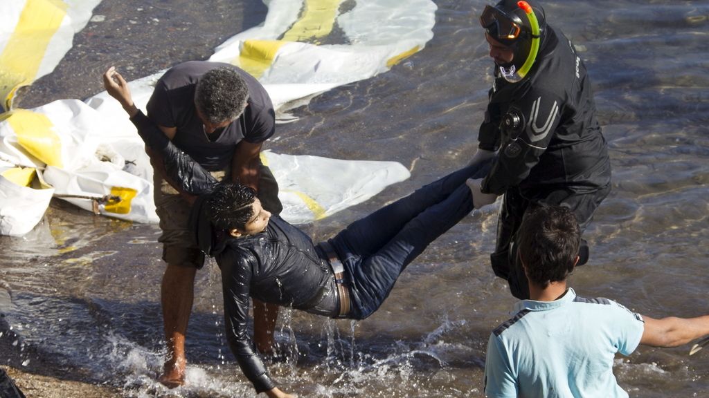 Siete muertos al chocar una patera y un barco de la Guardia Costera