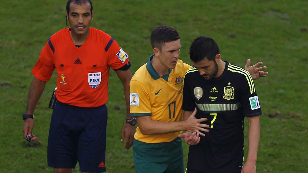 Matt McKay también quiso dar la mano al crack español