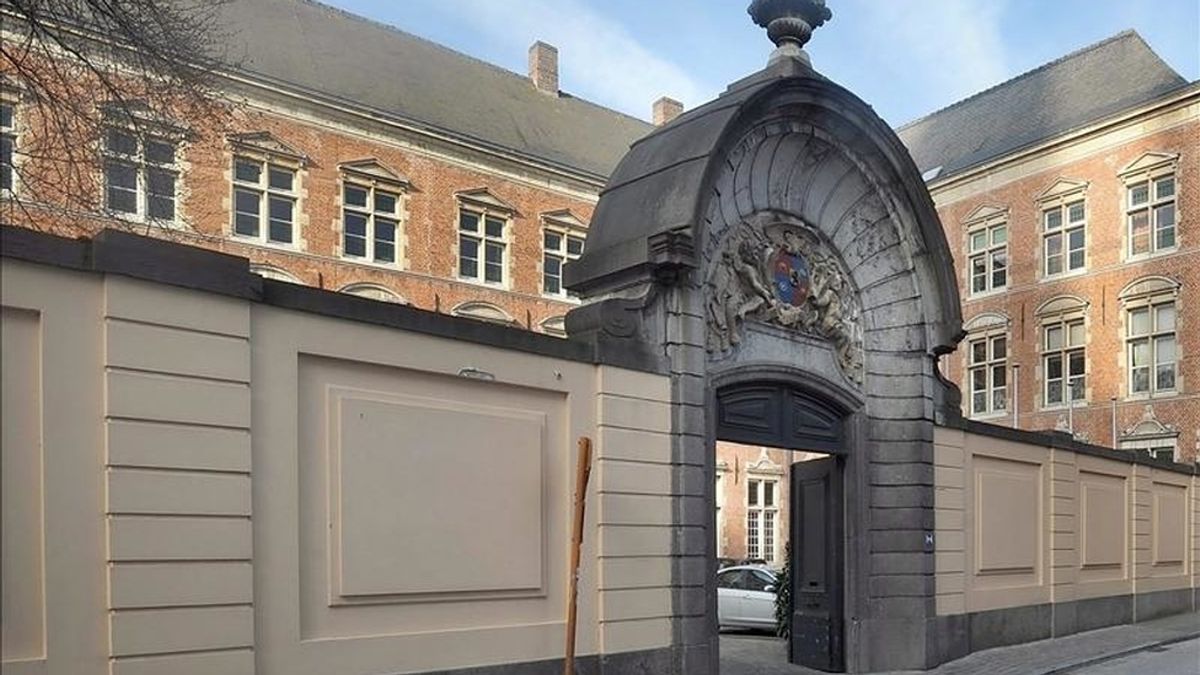 Vista del exterior del palacio episcopal "Het Hof van Pitthem", en la calle del Espíritu Santo de Brujas (Bélgica). EFE/Archivo