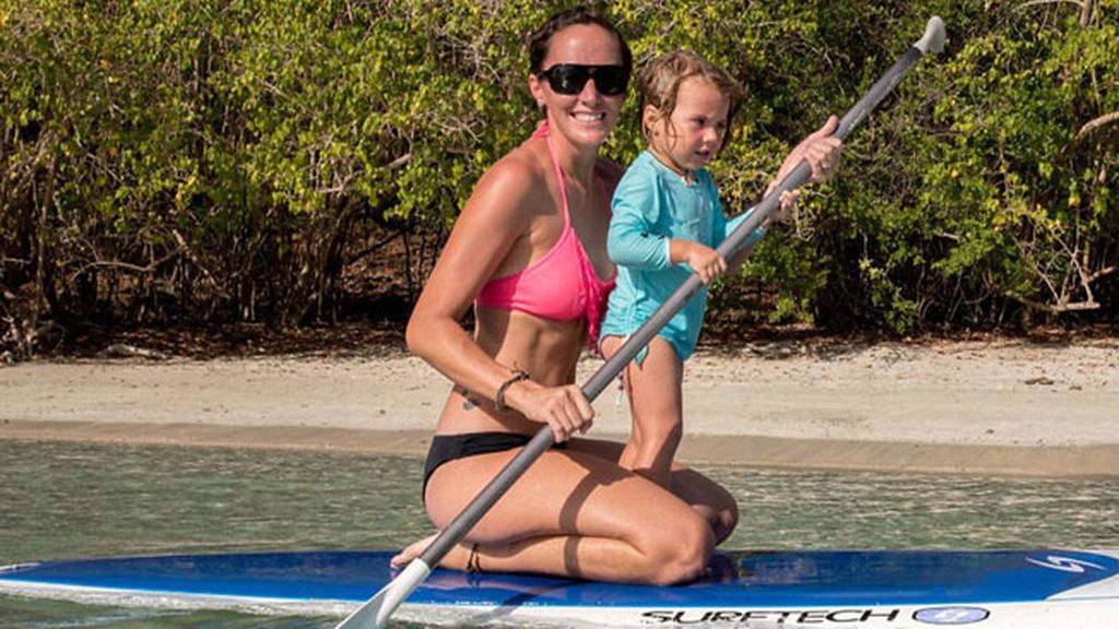 Una pareja canadiense, Genevieve y Eben,  viaja con sus hijas
