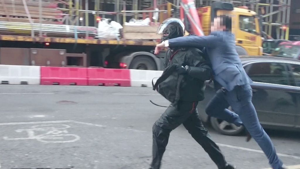 El dueño de la joyería trata de atajar al ladrón