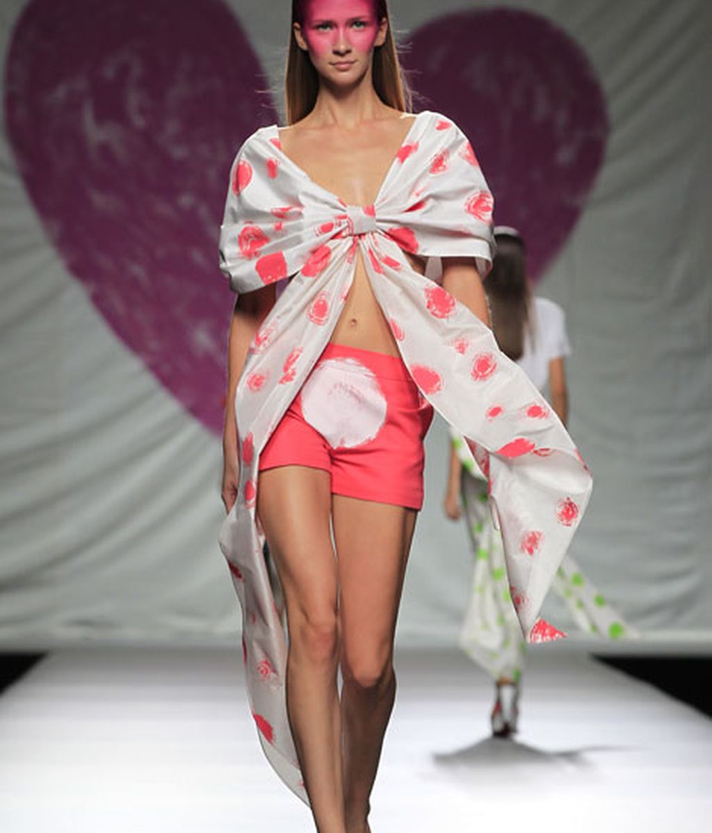 Ágata vuelve a jugar con el color