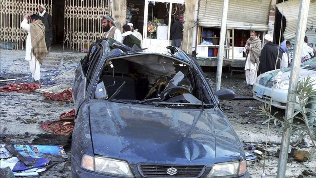 Afganos contemplan el lugar del ataque perpetrado por un comando talibán contra la principal comisaría de la ciudad sureña de Kandahar, Afganistán, el pasado 11 de febrero. EFE/Archivo Afganos contemplan el lugar del ataque perpetrado por un comando talibán contra la principal comisaría de la ciudad sureña de Kandahar, Afganistán, el pasado 11 de febrero. EFE/Archivo