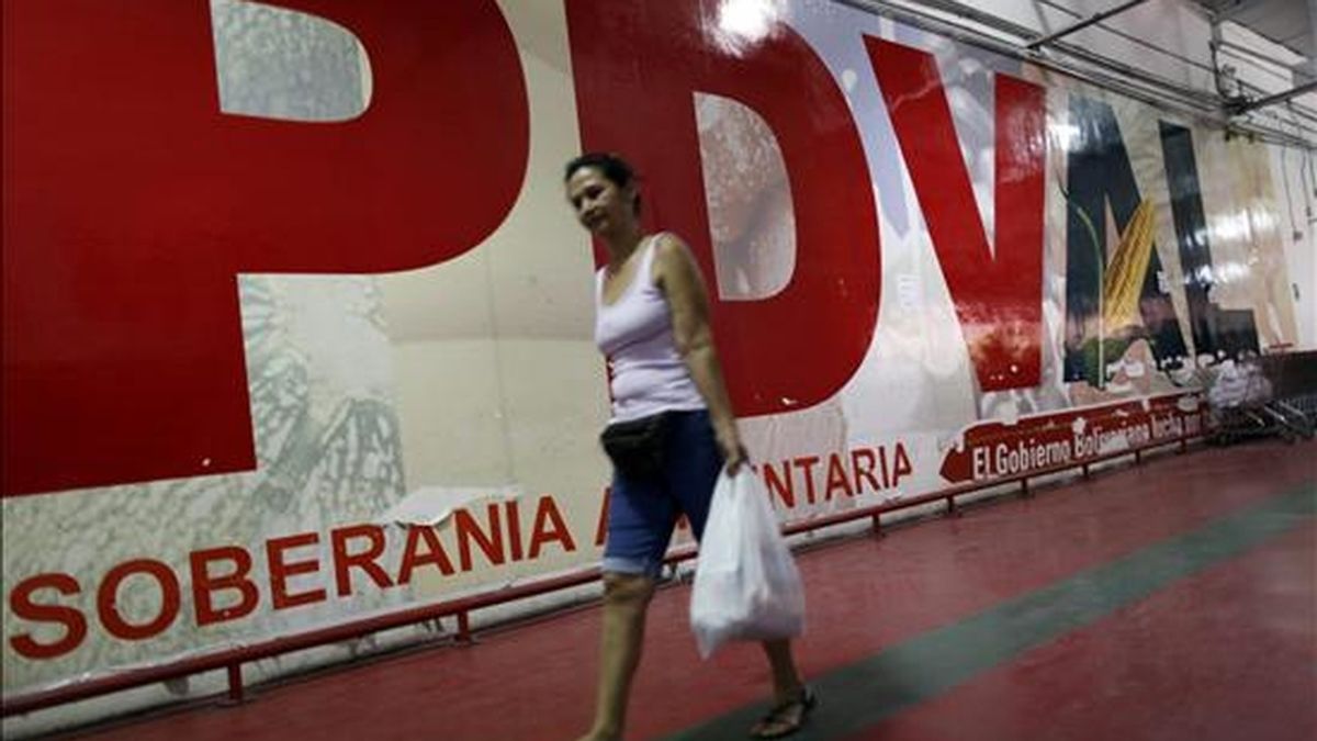 Fotografía que muestra a una mujer que lleva una bolsa con alimentos adquiridos en un supermercado de PDVAL, que es gestionado por el gobierno venezolano, en Caracas. EFE/Archivo