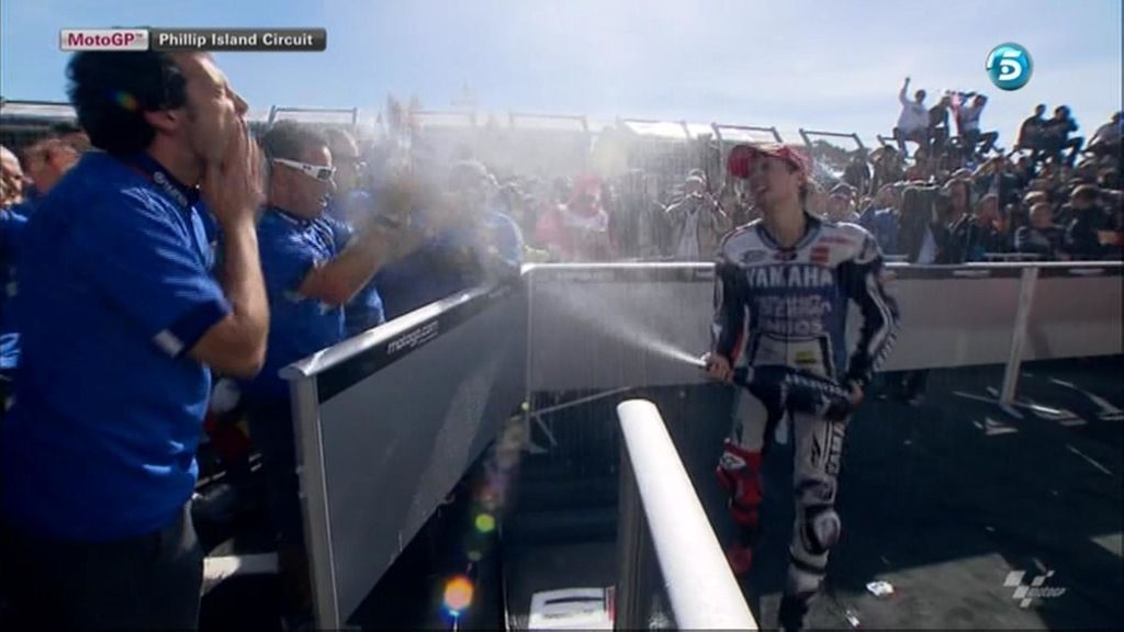 Jorge Lorenzo se bajó del podio para bañar a su equipo en champán