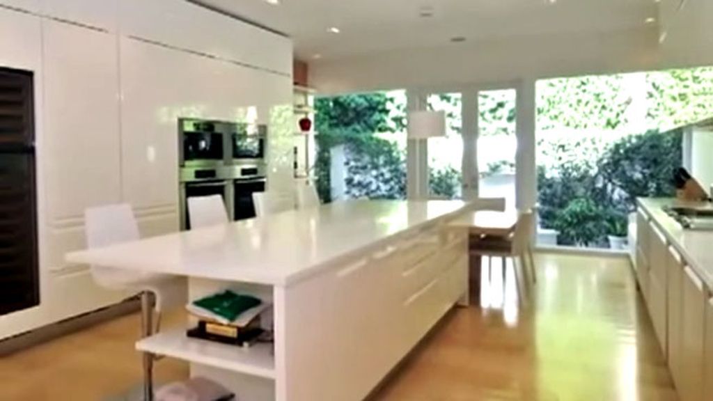 La casa tiene 800 metros cuadrados, embarcadero y piscina