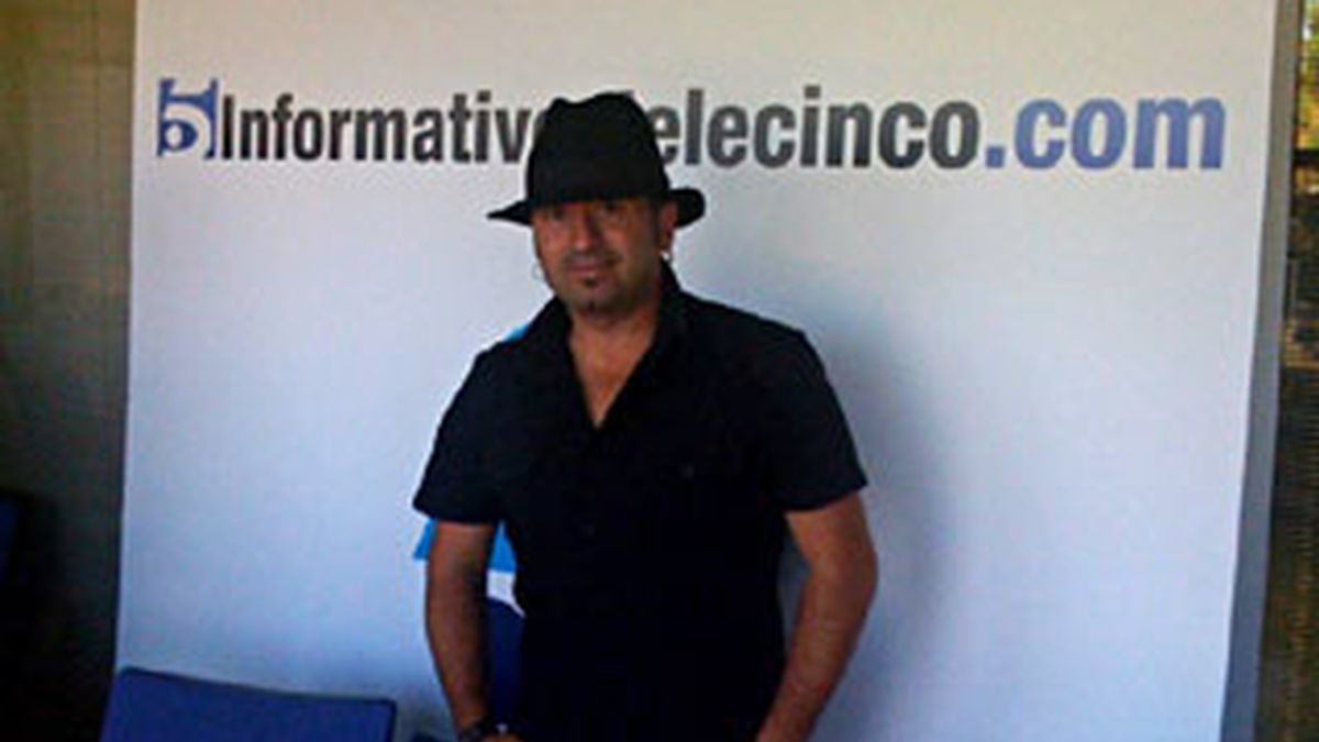 El Barrio charló con los internautas de Informativos Telecinco a los que reveló detalles sobre su nuevo disco "Duermevela" , sus musas y la importancia de la música en su vida. El Barrio charló con los internautas de Informativos Telecinco a los que reveló detalles sobre su nuevo disco "Duermevela" , sus musas y la importancia de la música en su vida.