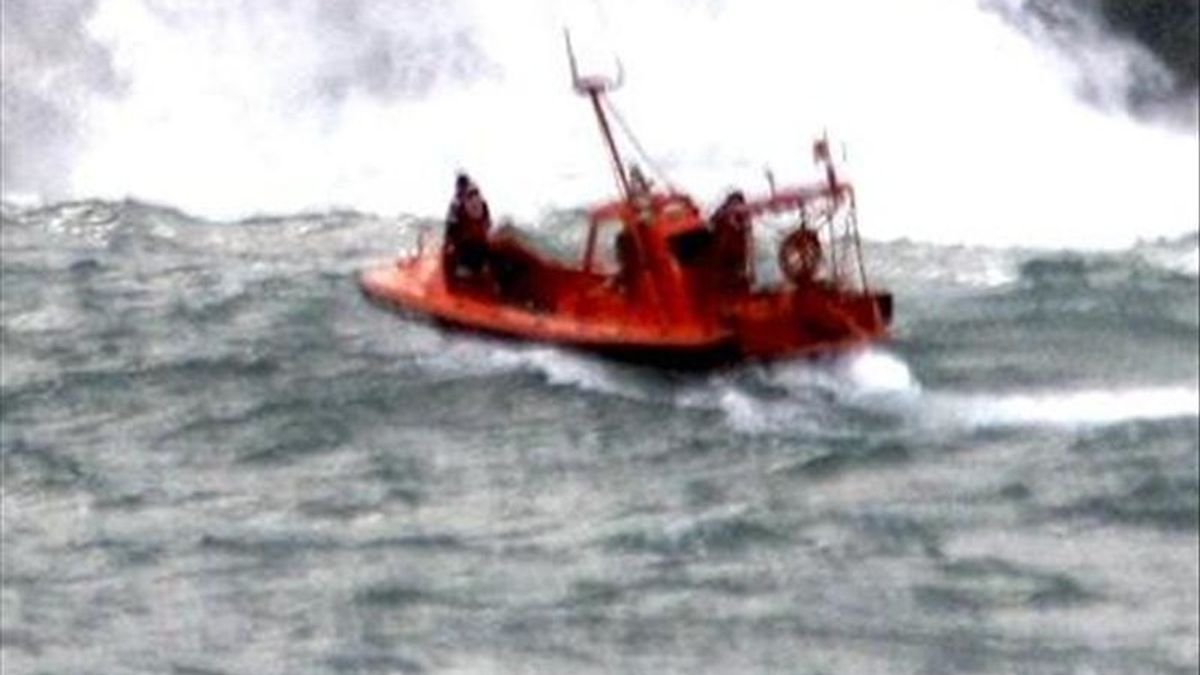 Efectivos de Salvamento Marítimo en tareas de rescate. EFE/Archivo