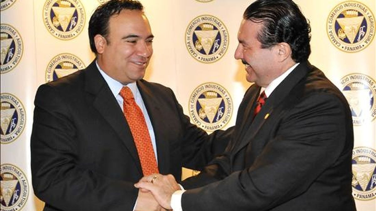 El ministro panameño de Comercio e Industrias, Roberto Henríquez (d), y su homólogo colombiano, Luis Guillermo Plata (i), el pasado 18 de febrero, tras la firma de un documento marco para la negociación de un Tratado de Libre Comercio (TLC). EFE/Archivo