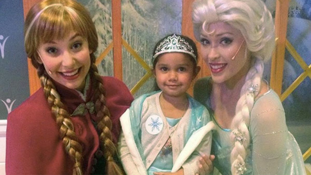 La niña aborigen que quería ser la princesa Elsa cumple su sueño