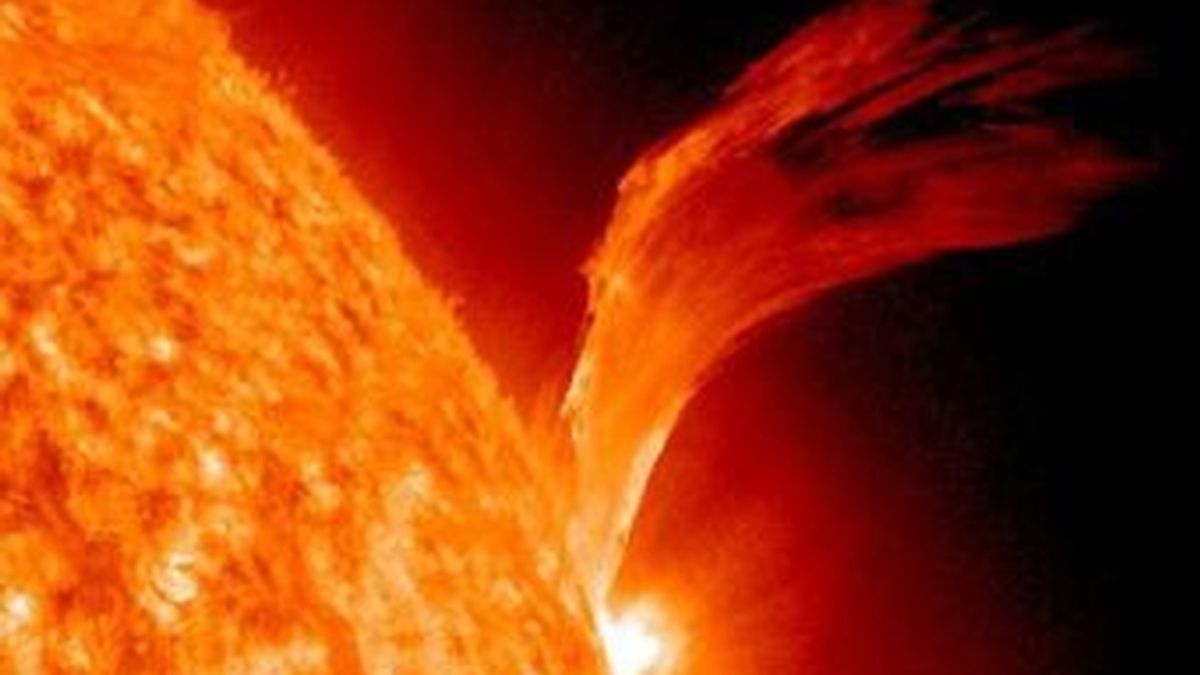 La explosión solar provocaría el caos en la Tierra, que quedaría sin electricidad, y con el colapso de los sistemas de transportes y comunicación. Foto AP