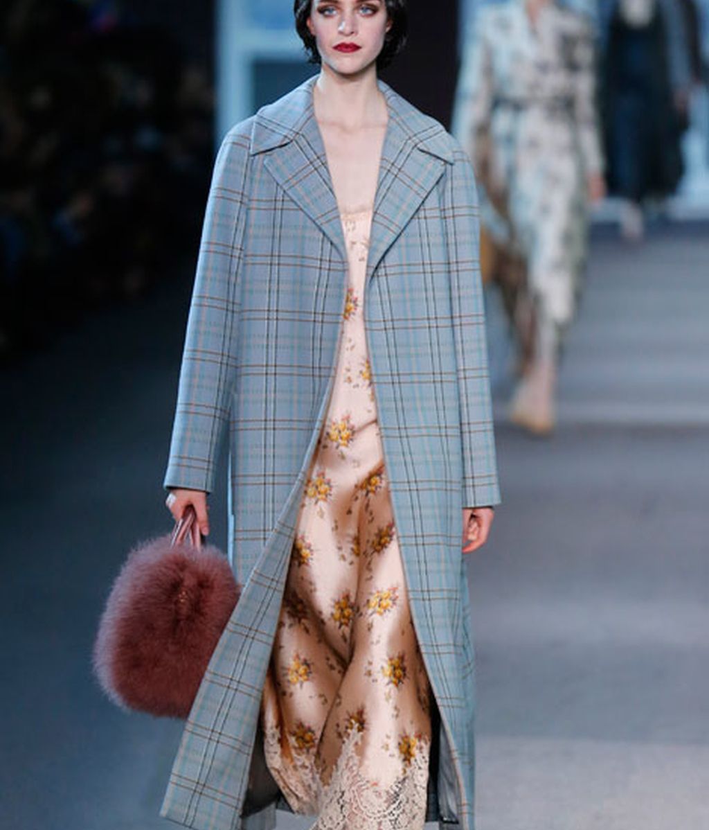 Desfila en la pasarela de París para el diseñador de Louis Vuitton