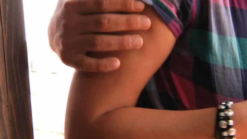 ¡Jonathan y Elisabeth se besan delante de Rebeca!