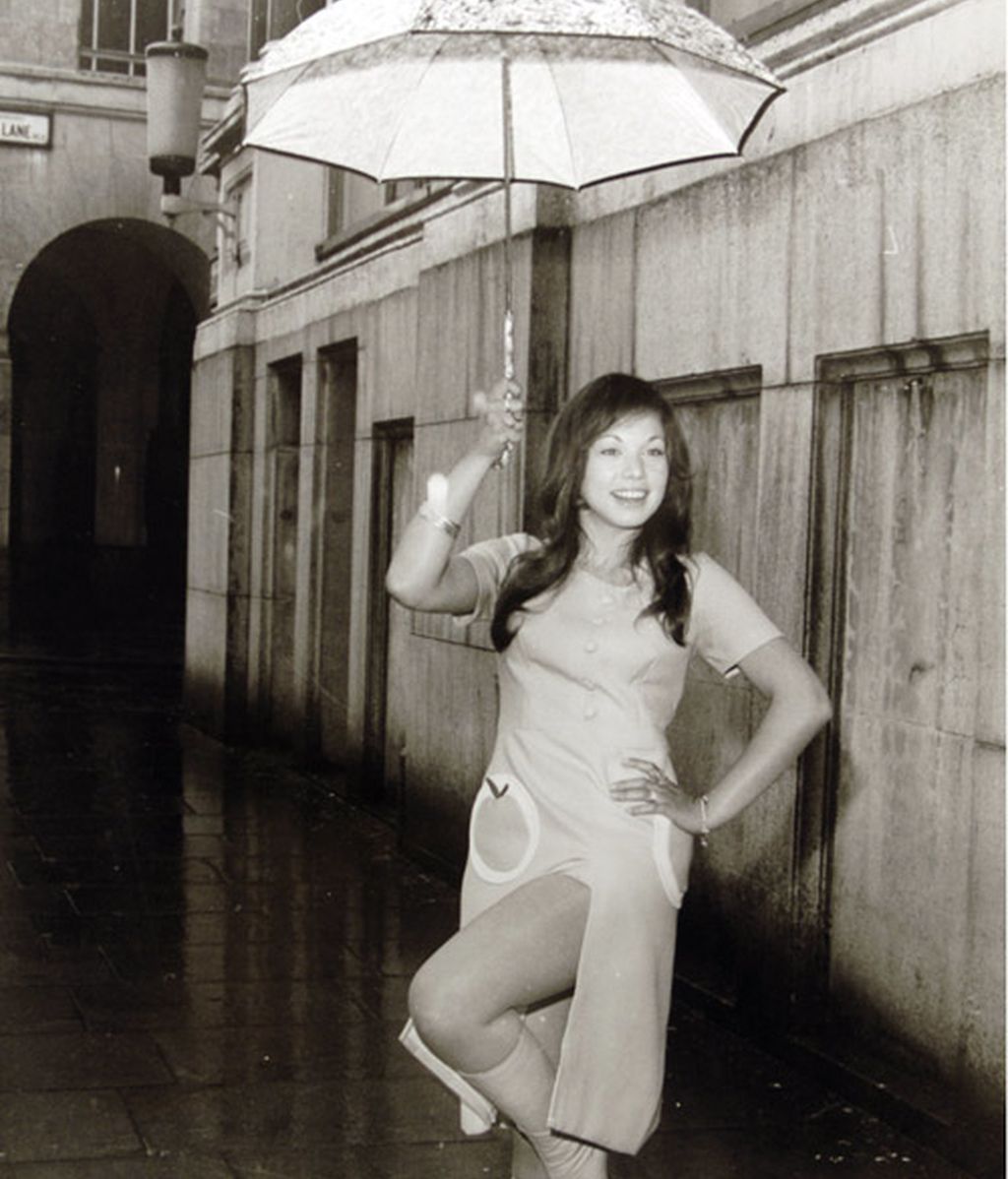 Las gotas hacen chip en sus paraguas chic