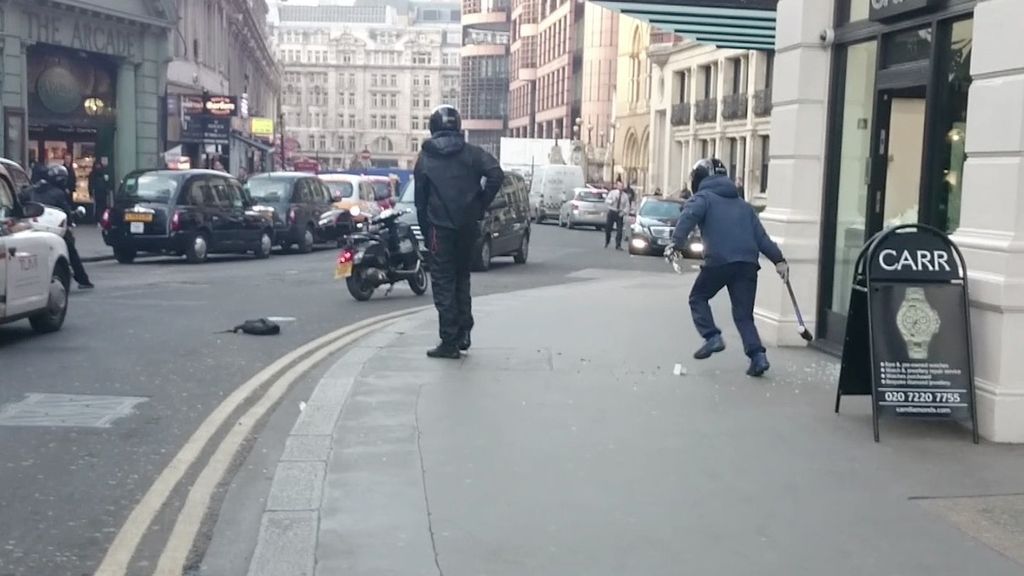 Espectacular robo, machete en mano en Londres