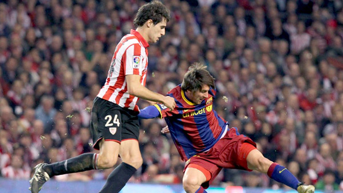 El delantero argentino del F. C. Barcelona, Leo Messi, intenta controlar el balón ante el centrocampista del Ath. de Bilbao, Javi Martinez. Foto: EFE