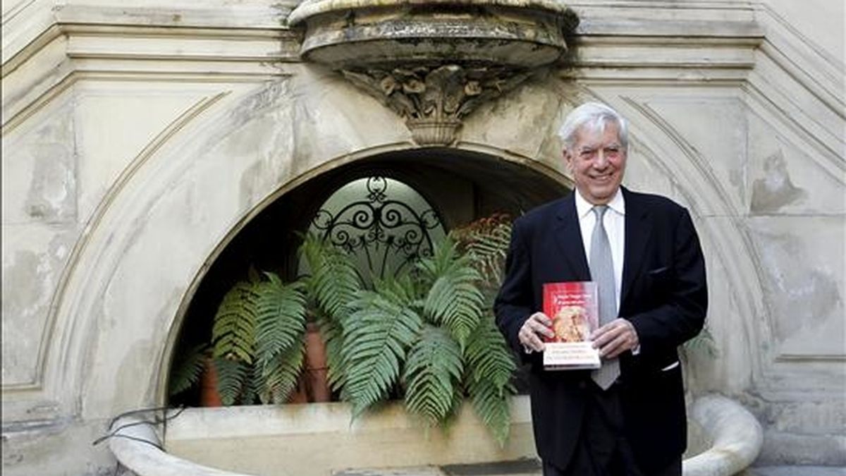 El escritor peruano Mario Vargas Llosa, Premio Nobel de Literatura, posa con su nueva novela, "El sueño del celta". EFE/Archivo