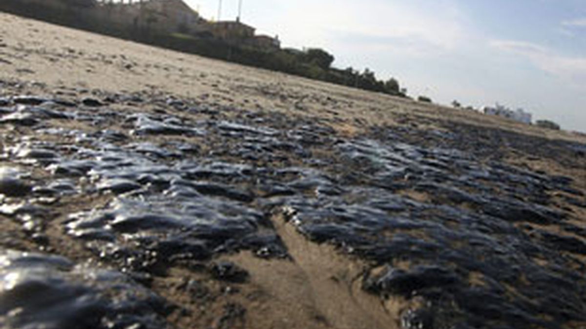Restos de alquitrán en la arena de la playa del Rinconcillo en Algeciras (Cádiz). Foto: EFE.
