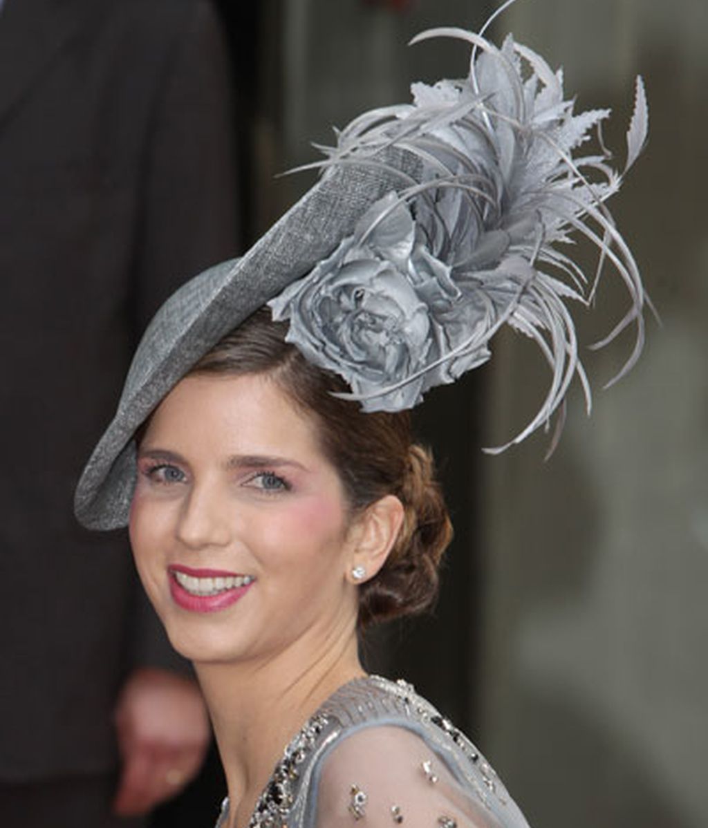 margarita Vargas, esposa de Alfonso de Borbón, con un tocado gris