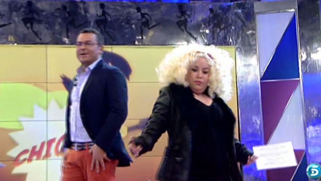 ¡Se le ha subido el vestido y sin querer ha enseñado las bragas!